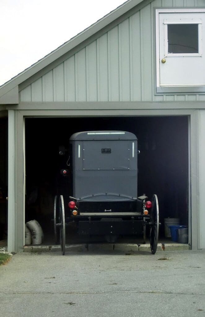 amish, coach, garage-4901852.jpg